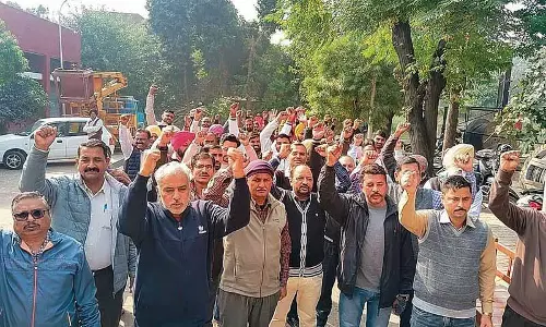 Chandigarh: बिजली कर्मचारियों ने विभाग के निजीकरण का विरोध किया