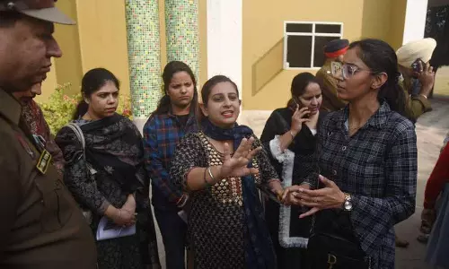बिना नोटिस दिए 9 शिक्षकों को निलंबित करने के बाद निजी School विवादों में