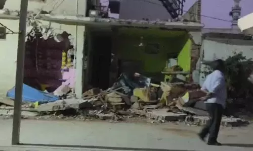 Sangareddy में ग्रामीणों ने हत्या के आरोपी का घर ध्वस्त कर दिया Sangareddy में ग्रामीणों ने हत्या के आरोपी का घर ध्वस्त कर दिया