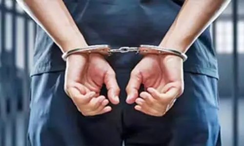 J&K पुलिस ने श्रीनगर में तीन ड्रग तस्करों को किया गिरफ्तार J&K पुलिस ने श्रीनगर में तीन ड्रग तस्करों को किया गिरफ्तार
