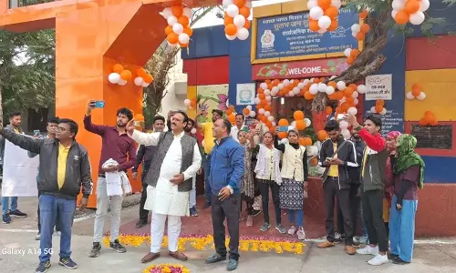 World Toilet Day पर हजारों लोगों ने सार्वजनिक शौचालयों के बाहर सेल्फी ली World Toilet Day पर हजारों लोगों ने सार्वजनिक शौचालयों के बाहर सेल्फी ली
