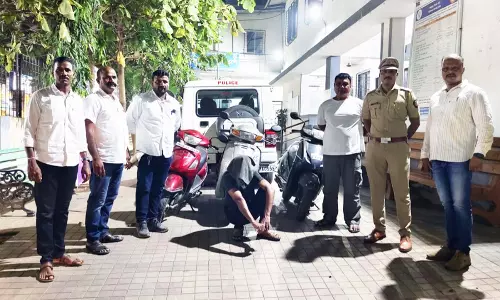 Mumbai: लंच ब्रेक के दौरान सरकारी दफ़्तरों से कीमती सामान चुराने वाला चोर गिरफ़्तार Mumbai: लंच ब्रेक के दौरान सरकारी दफ़्तरों से कीमती सामान चुराने वाला चोर गिरफ़्तार
