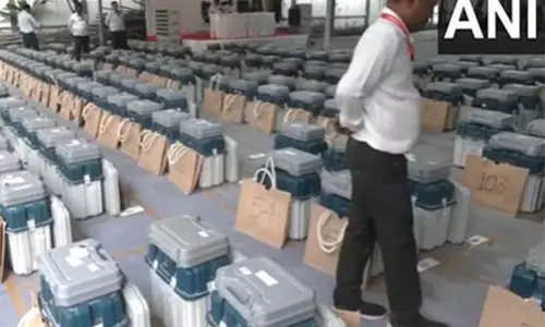 महाराष्ट्र चुनाव: कल के मतदान के लिए राज्य भर में मतदान दल और EVM भेजे गए महाराष्ट्र चुनाव: कल के मतदान के लिए राज्य भर में मतदान दल और EVM भेजे गए