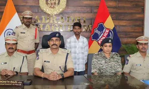 1 lakh रुपये के इनामी माओवादियों ने पुलिस के सामने किया आत्मसमर्पण 1 lakh रुपये के इनामी माओवादियों ने पुलिस के सामने किया आत्मसमर्पण