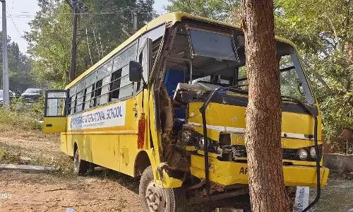Telangana स्कूल बस दुर्घटना में छात्र घायल
