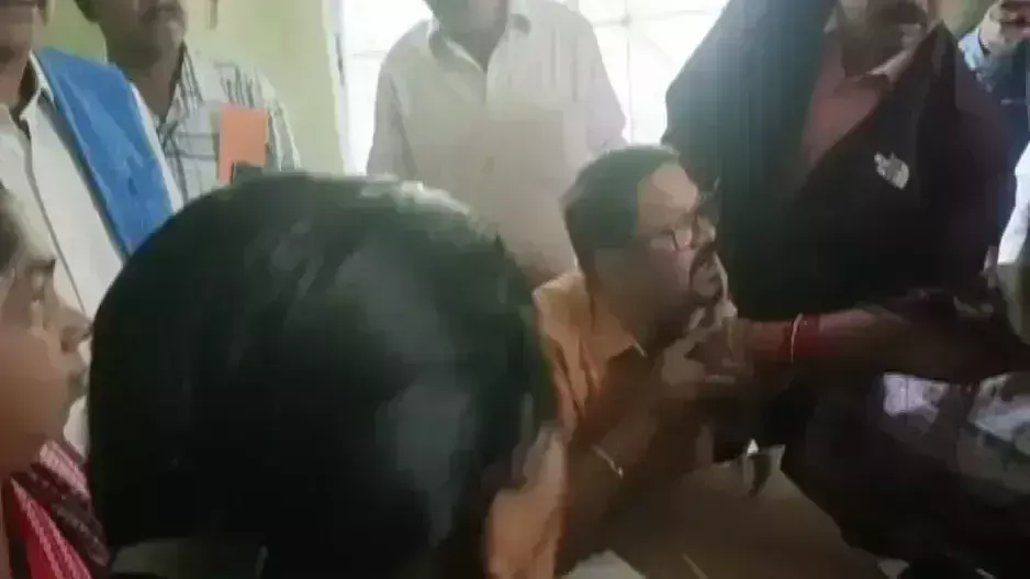 Odisha में जाति प्रमाण पत्र जारी करने में देरी को लेकर अतिरिक्त तहसीलदार के साथ दुर्व्यवहार Odisha में जाति प्रमाण पत्र जारी करने में देरी को लेकर अतिरिक्त तहसीलदार के साथ दुर्व्यवहार