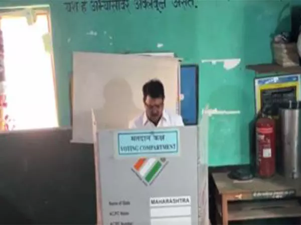 Maharashtra Elections: ब्रह्मपुरी से कांग्रेस उम्मीदवार विजय वडेट्टीवार ने वोट डाला