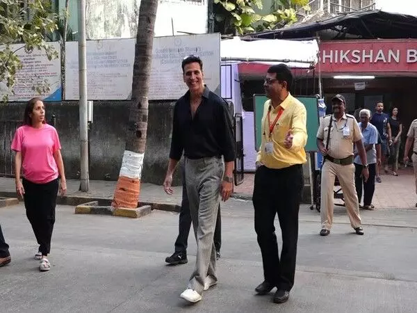 महाराष्ट्र विधानसभा चुनाव: Akshay Kumar सुबह-सुबह मतदान करने के लिए निकले