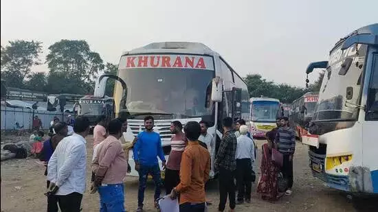 Valentines Day ,अपने गांव गृहनगर की ओर जाने वाले मतदाताओं की भारी भीड़