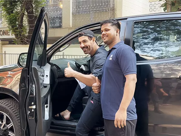 महाराष्ट्र चुनाव: John Abraham वोट डालने के बाद प्रशंसकों के साथ सेल्फी लेते दिखे