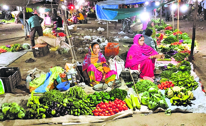 Dhanbad: विधानसभा चुनाव के कारण सड़क पर यात्री व मालवाहकों की कमी हुई