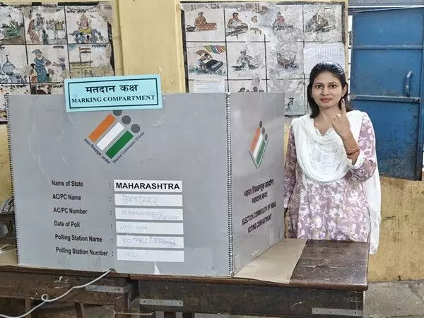 Maharashtra Elections: राज्य मंत्री रक्षा खडसे ने जलगांव में मतदान केंद्र पर अपना वोट डाला