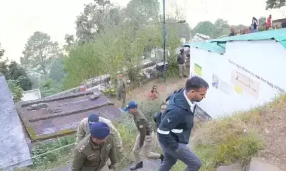 Rudraprayag: जिला निर्वाचन अधिकारी सौरभ गहरवार ने महिला पिंक बूथ का निरीक्षण किया