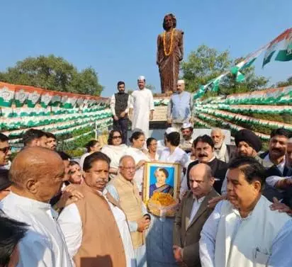 Jammu: कांग्रेस कार्यकर्ताओं ने इंदिरा गांधी की जयंती मनाई