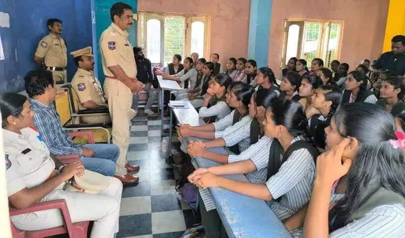 Police ने रैगिंग और नशीली दवाओं के दुरुपयोग के खिलाफ जागरूकता फैलाई