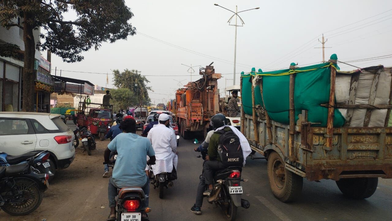 कृषि उपज मंडी Bhopal Road पर आए दिन लग रहा सड़क पर जाम, वाहन चालक होते हैं घंटों परेशान