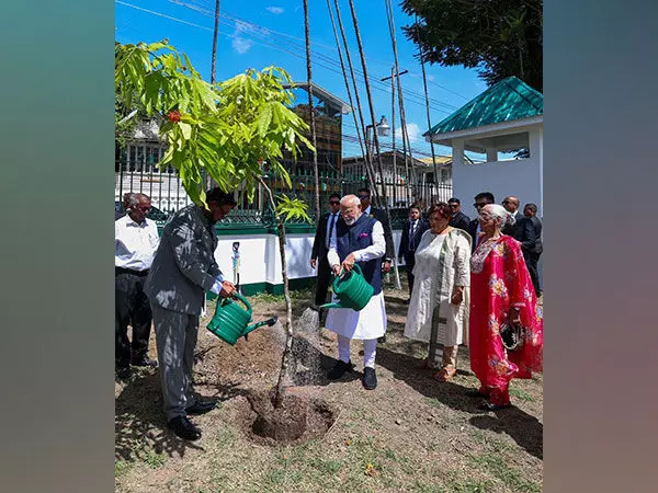 PM Modi, गुयाना के राष्ट्रपति अली ने एक पेड़ मां के नाम के तहत पौधारोपण किया