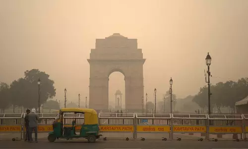 दिल्ली की जहरीली हवा में 422 हुआ AQI दिल्ली की जहरीली हवा में 422 हुआ AQI