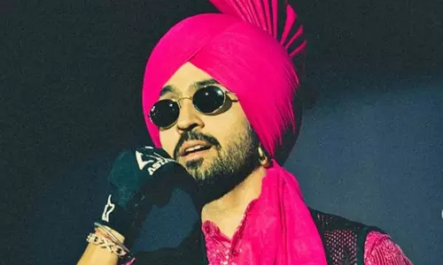 दिलजीत दोसांझ ने अहमदाबाद कॉन्सर्ट के दौरान होटल की बालकनी में बैठे प्रशंसकों को बुलाया दिलजीत दोसांझ ने अहमदाबाद कॉन्सर्ट के दौरान होटल की बालकनी में बैठे प्रशंसकों को बुलाया