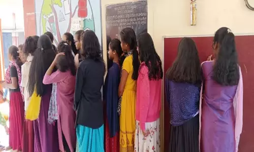 Andhra: छात्राओं के बाल काटने पर केजीबीवी की प्रिंसिपल और शिक्षिका निलंबित Andhra: छात्राओं के बाल काटने पर केजीबीवी की प्रिंसिपल और शिक्षिका निलंबित