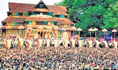 Kerala: पूरम के दौरान तिरुवम्बाडी देवस्वोम की गतिविधियां संदिग्ध Kerala: पूरम के दौरान तिरुवम्बाडी देवस्वोम की गतिविधियां संदिग्ध