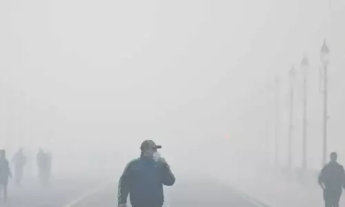 Delhi में सांस लेने में दिक्कत, AQI बना हुआ है गंभीर Delhi में सांस लेने में दिक्कत, AQI बना हुआ है गंभीर