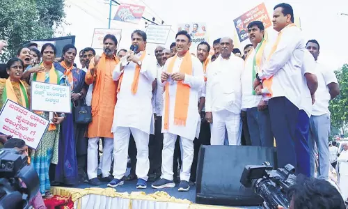Karnataka: लोगों की जमीन बचाने के लिए भाजपा का प्रदर्शन Karnataka: लोगों की जमीन बचाने के लिए भाजपा का प्रदर्शन