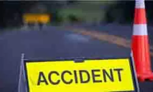 UP accident: हाईवे पर ट्रैक्टर ने स्कूल बस को मारी टक्कर, एक की मौत