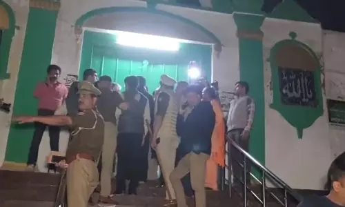 मस्जिद के मंदिर होने का दावा, कोर्ट के आदेश पर सर्वे करने पहुंची टीम, इकट्ठा हुई भारी भीड़ मस्जिद के मंदिर होने का दावा, कोर्ट के आदेश पर सर्वे करने पहुंची टीम, इकट्ठा हुई भारी भीड़