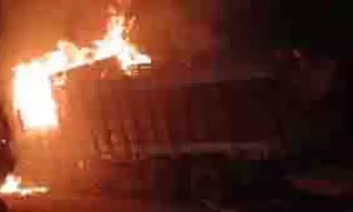 Punjab: हाईवे पर कूरियर वाहन में आग लगने से अफरातफरी Punjab: हाईवे पर कूरियर वाहन में आग लगने से अफरातफरी