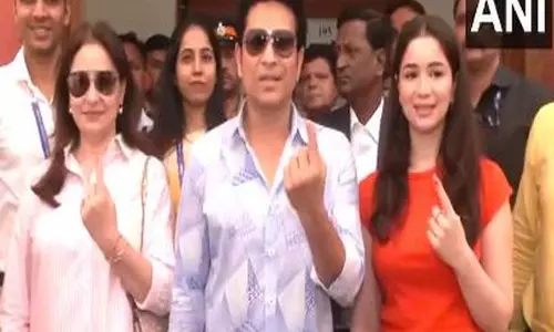 महाराष्ट्र विधानसभा चुनाव: Sachin Tendulkar, उनकी पत्नी और बेटी ने डाला वोट महाराष्ट्र विधानसभा चुनाव: Sachin Tendulkar, उनकी पत्नी और बेटी ने डाला वोट
