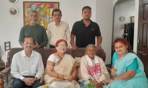 Assam: नबीन सरमा स्मृति चोरा ने निरुपमा बोर्गोहेन को सम्मानित किया Assam: नबीन सरमा स्मृति चोरा ने निरुपमा बोर्गोहेन को सम्मानित किया