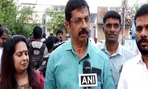 Kerala: भाजपा उम्मीदवार सी कृष्णकुमार ने पलक्कड़ विधानसभा उपचुनाव के लिए अपना वोट डाला