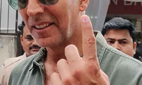सुबह-सुबह वोट करने निकले बॉलीवुड सितारे अक्षय कुमार ने दिखाया अपना अनोखा अंदाज