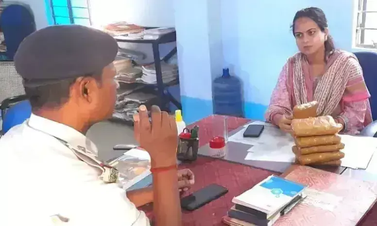 East Champaran: रेल पुलिस ने प्लेटफार्म पर लावारिस बैग से 4.08 किलोग्राम चरस बरामद किया East Champaran: रेल पुलिस ने प्लेटफार्म पर लावारिस बैग से 4.08 किलोग्राम चरस बरामद किया