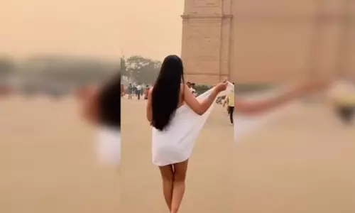 फेमस होने का ऐसा भूत सवार....टॉवल पहनकर इंडिया गेट के सामने मॉडल ने लगाए ठुमके, भड़के लोग फेमस होने का ऐसा भूत सवार....टॉवल पहनकर इंडिया गेट के सामने मॉडल ने लगाए ठुमके, भड़के लोग