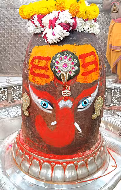 Ujjain: भस्म आरती में मस्तक पर  त्रिपुंड गणेश स्वरूप में सजे महाकाल