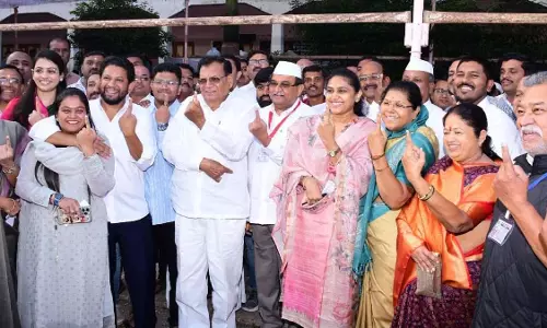 राजस्व मंत्री राधाकृष्ण विखे ने अपने परिवार के साथ लोनी गांव में मतदान राजस्व मंत्री राधाकृष्ण विखे ने अपने परिवार के साथ लोनी गांव में मतदान