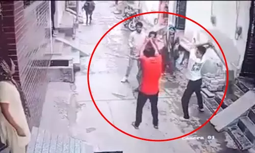 युवक पर टूट पड़े पड़ोसी, लाठी-डंडों से मारा, सामने आया दादागिरी का वीडियो