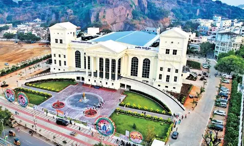 CM Revanth Reddy ने कलोजी कलाक्षेत्रम को तेलंगाना के लोगों को समर्पित किया