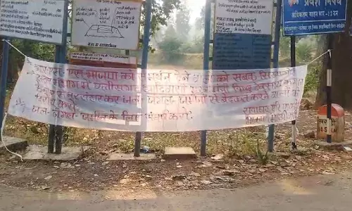 नक्सलियों ने बैनर लगाए, पर्चे फेंके, जानें क्यों मचा हड़कंप
