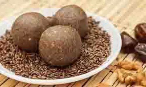 Health: सर्दी से बचने के लिए बनाएं गुड़ और अलसी के लड्डू