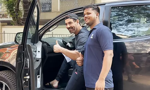 महाराष्ट्र चुनाव: John Abraham वोट डालने के बाद प्रशंसकों के साथ सेल्फी लेते दिखे