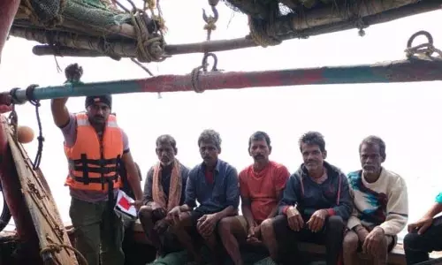 मछली पकड़ने पर प्रतिबंध का उल्लंघन करने पर ट्रॉलर जब्त, छह हिरासत में