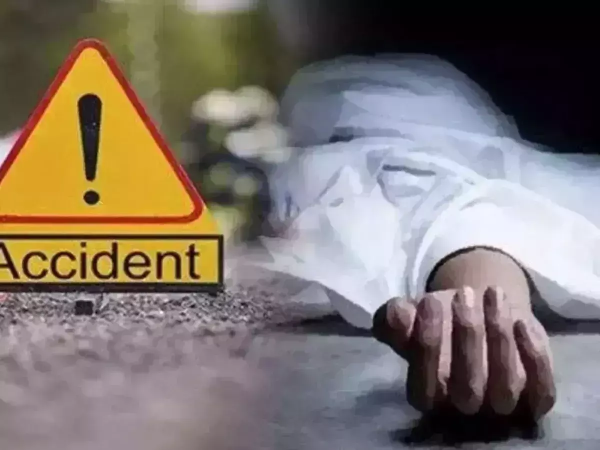 Gonda: गन्ना से लदी ट्रैक्टर ट्राली की चपेट में आकर बाइक सवार युवक की मौत , दूसरा गंभीर Gonda: गन्ना से लदी ट्रैक्टर ट्राली की चपेट में आकर बाइक सवार युवक की मौत , दूसरा गंभीर