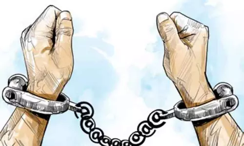 Odisha: ब्राउन शुगर के व्यापार के आरोप में जालेश्वर की महिला गिरफ्तार, सास-ससुर हिरासत में Odisha: ब्राउन शुगर के व्यापार के आरोप में जालेश्वर की महिला गिरफ्तार, सास-ससुर हिरासत में