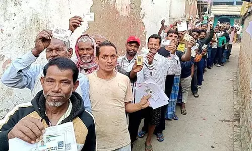 Elections live: नितिन गडकरी, शरद पवार ने महाराष्ट्र में डाला वोट