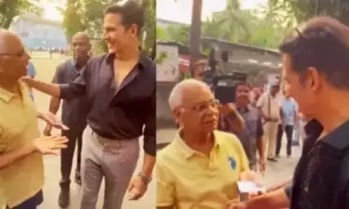 अक्षय कुमार वोट देने पहुंचे तो उन्हें एक बुजुर्ग शख्स ने रोका