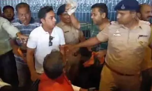 Maharashtra elections: बीवीए ने भाजपा नेता पर पैसे बांटने का आरोप लगाया Maharashtra elections: बीवीए ने भाजपा नेता पर पैसे बांटने का आरोप लगाया