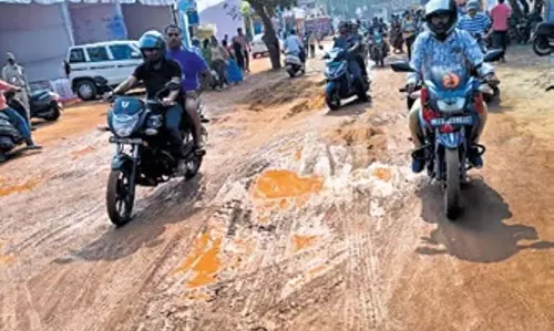 Cuttack में बालीजात्रा में खराब सफाई व्यवस्था को लेकर लोगों ने हंगामा किया